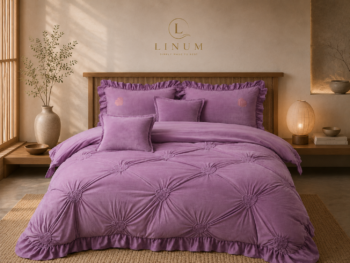 Set de lenjerie de pat mov cu model floral și volane, marca Linum, aranjat într-un dormitor modern