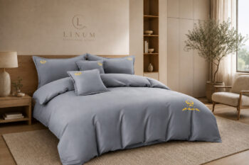 Lenjerie de pat Signature din bumbac premium - Gri Petrol, vedere din stanga - LINUM