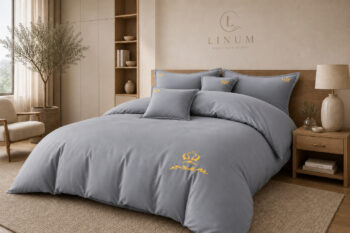Lenjerie de pat Signature din bumbac premium - Gri Petrol, vedere din dreapta - LINUM