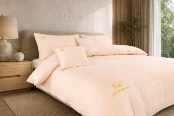 Lenjerie de pat Signature din bumbac premium - Alb piersica, vedere din stanga - LINUM