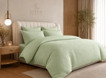 Lenjerie de pat Tactile Verde-salvie, vedere din stanga in decor LINUM