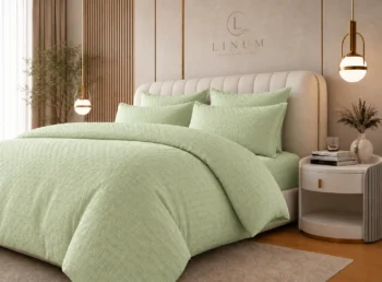 Lenjerie de pat Tactile Verde-salvie, vedere din dreapta in decor LINUM