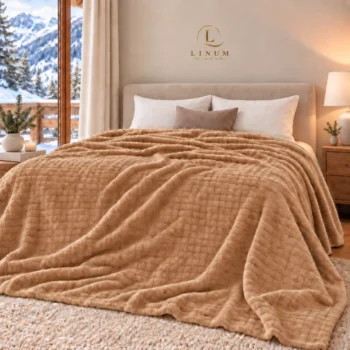 Patura Cocon Camel pe pat, cu textura plusata si pliuri naturale - LINUM