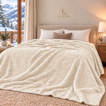Patura Cocon Ivory pe pat, cu textura plusata si pliuri naturale - LINUM